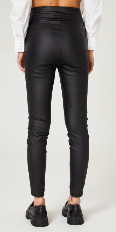 Calça Skinny Resinada com Detalhe