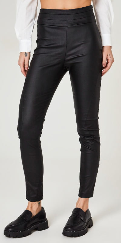 Calça Skinny Resinada com Detalhe