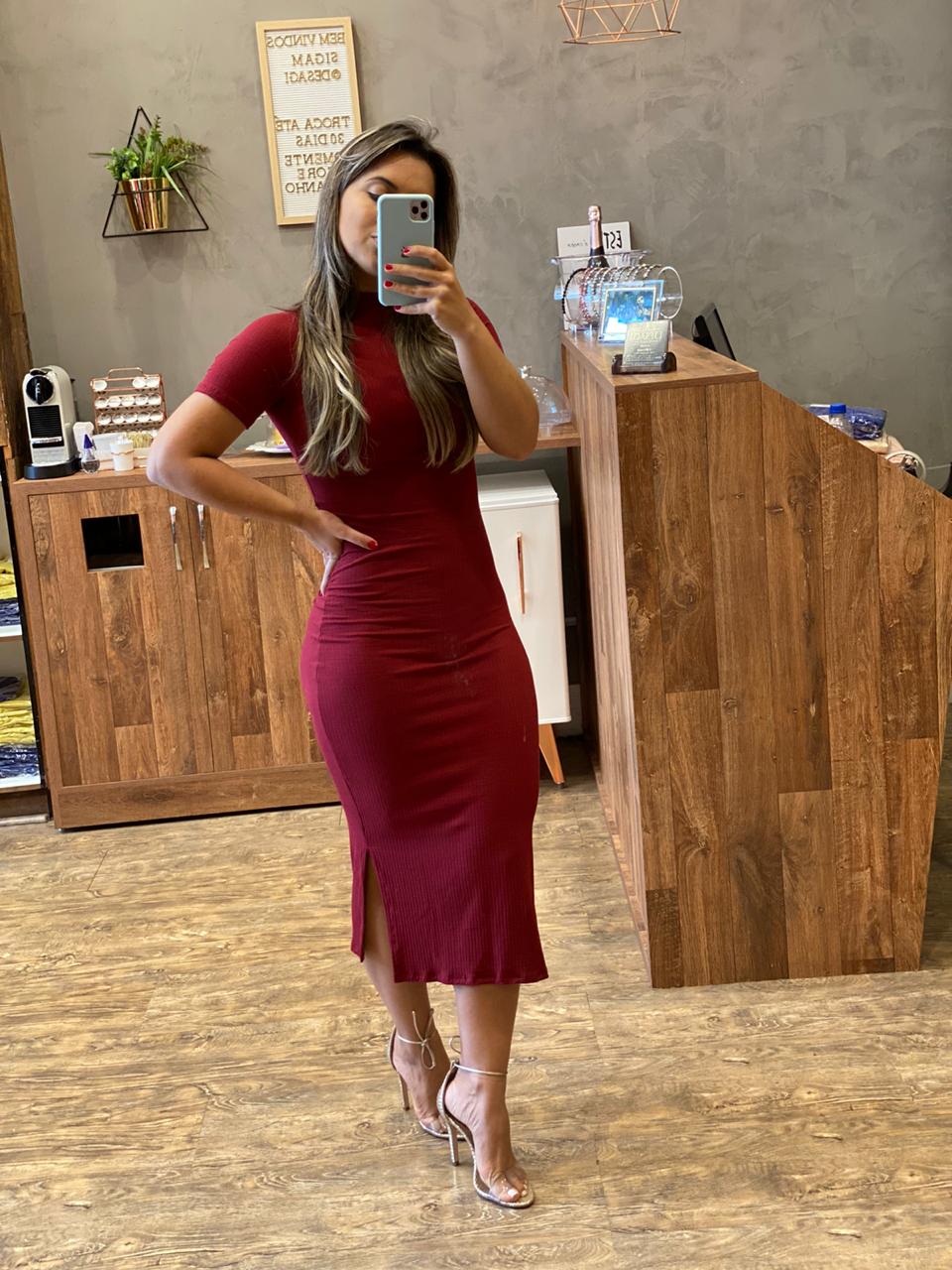 vestido bordo midi